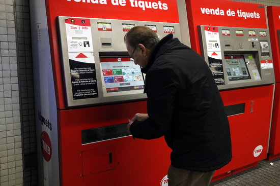 A commuter buying up a metro ticket on December 28 2017 (by Josep Molina)